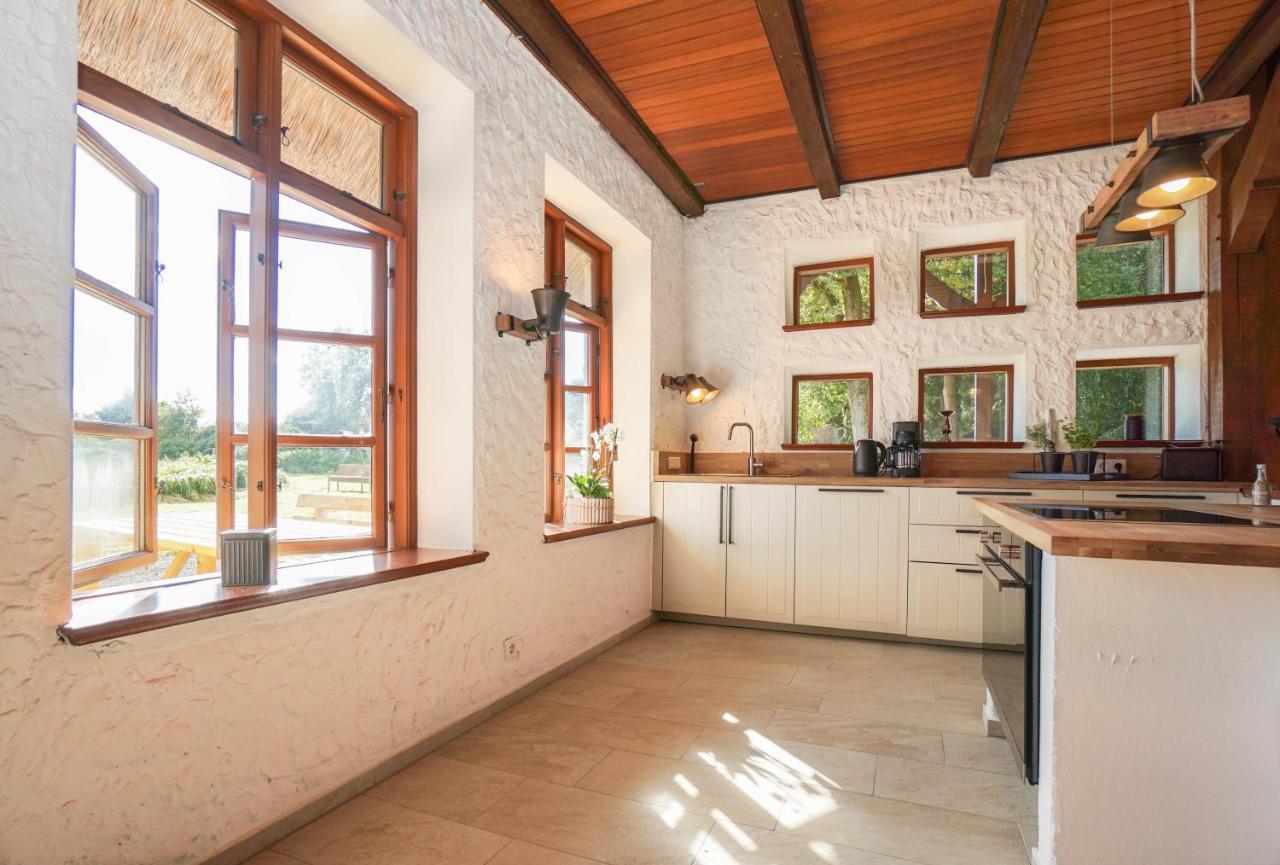Ruhe Unter Reet-Haus Mit Sauna, Whirlpool Und Kamin Gnarrenburg Экстерьер фото